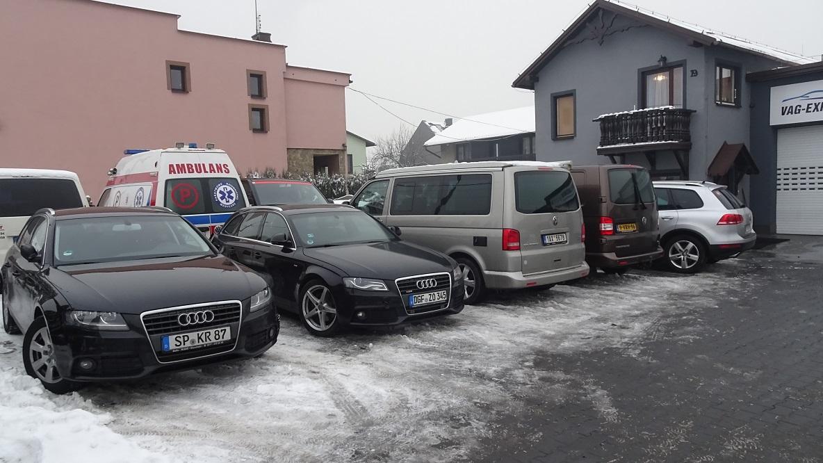 naprawione samochody na parkingu